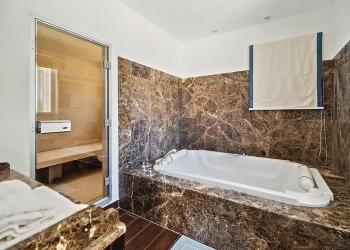 Av Experiences - Tournels Luxury Villa *